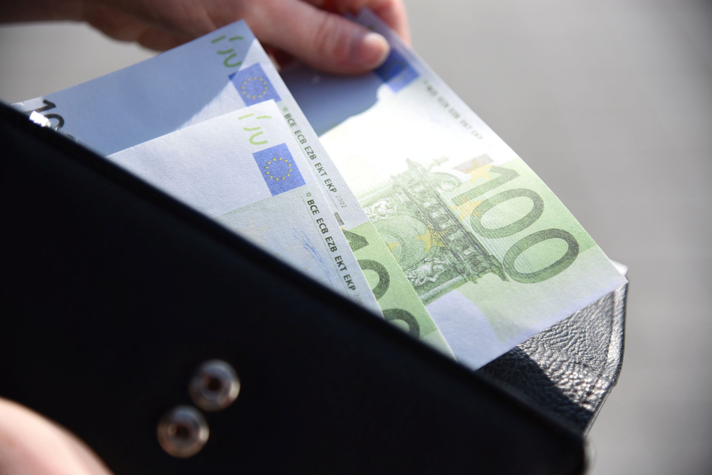 Euro-Geldschein in einer Geldbörse als Symbol für Finanzen