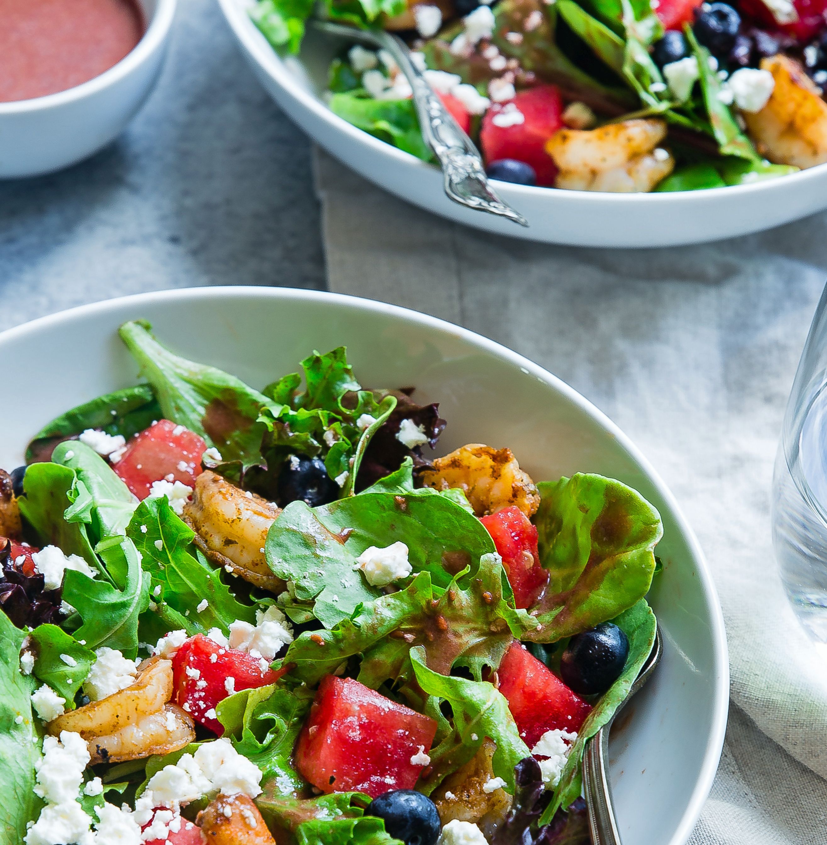 Frischer gemischter Salat als Symbol für Ernährung und Lebensmittel