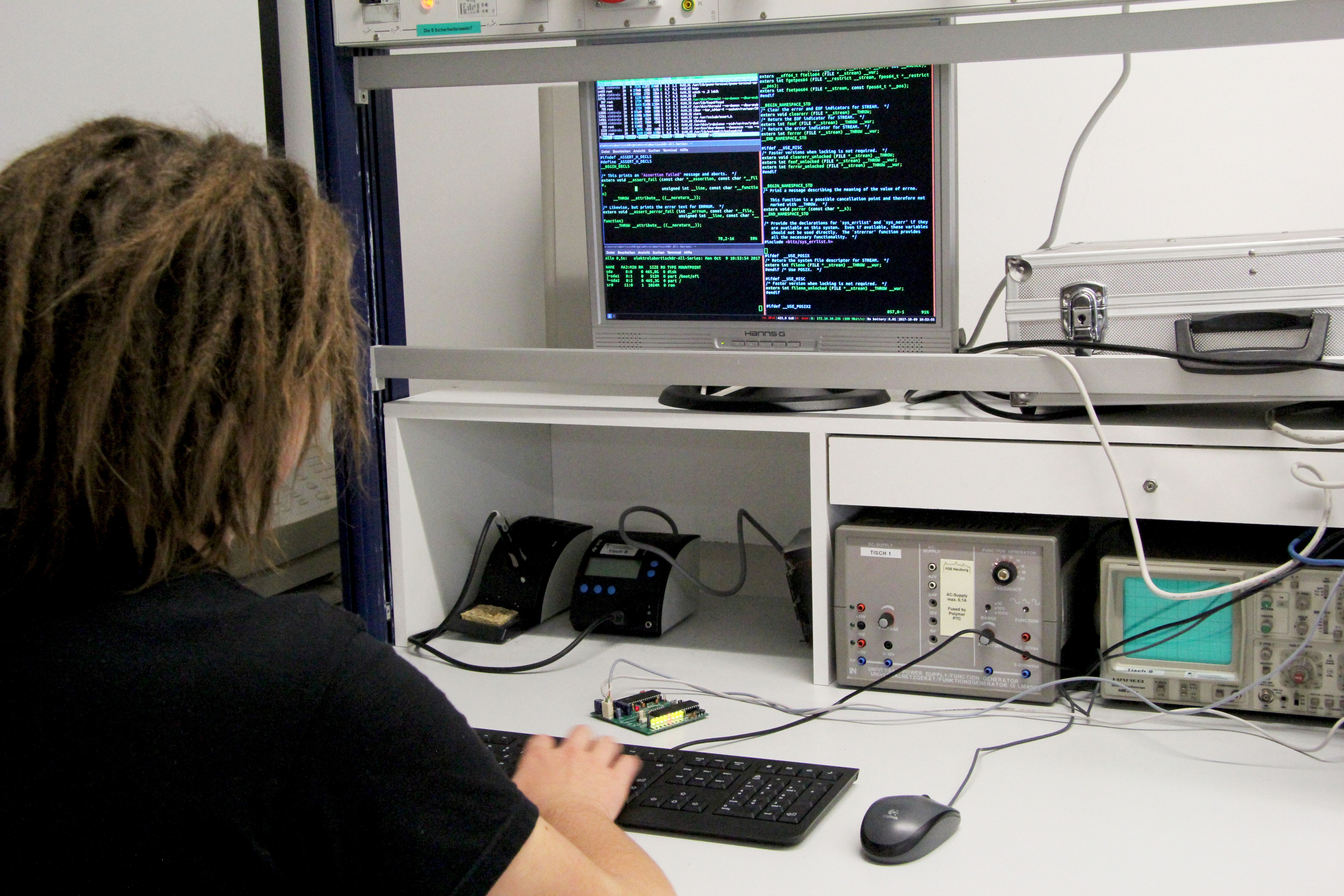 Schüler arbeitet am Computer mit technischen Programmen