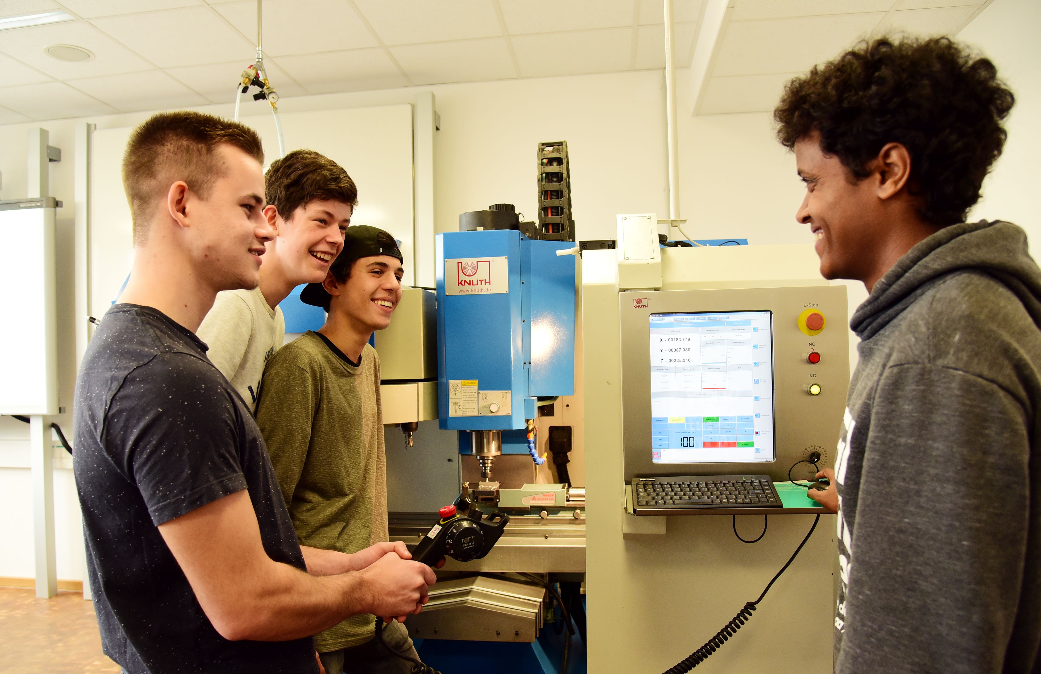 Schüler arbeiten gemeinsam an einer technischen Maschine